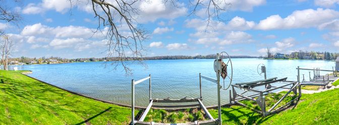 Exterior, Lake