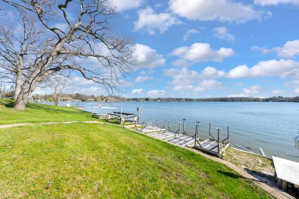 Exterior, Lake
