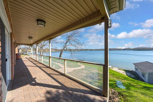 Exterior, Lake