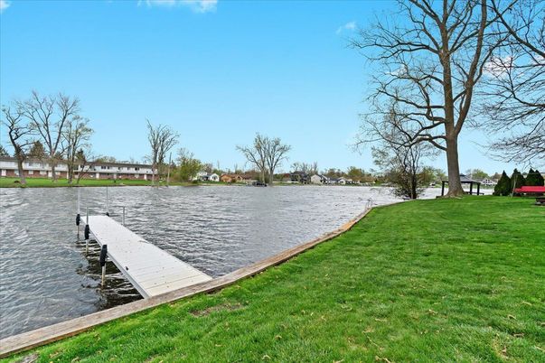 Exterior, Lake