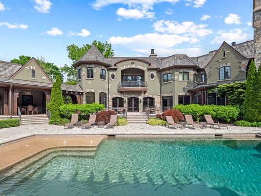 Exterior, Facade, Pool, Queen Anne Victorian