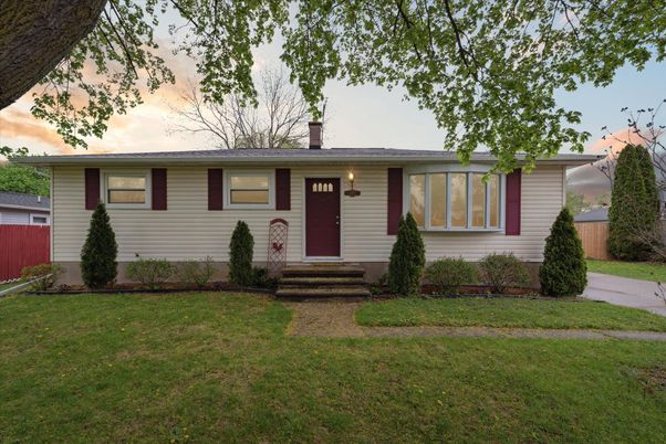 Exterior, Facade, Ranch