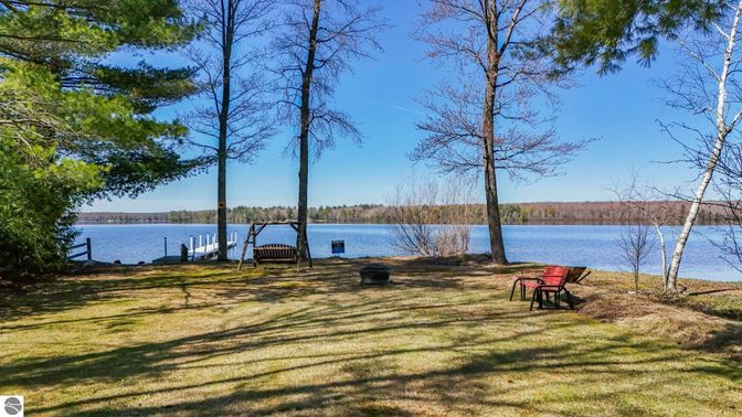 Exterior, Lake