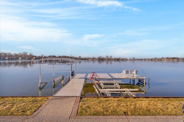 Exterior, Lake