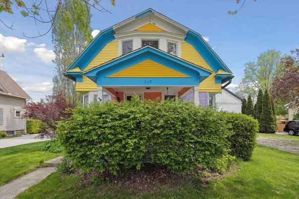 Exterior, Facade, Queen Anne Victorian