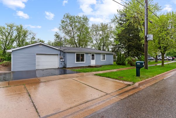Attached, Exterior, Facade, Ranch