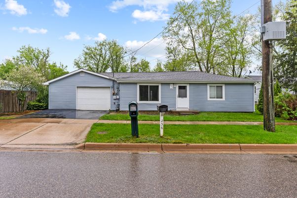 Attached, Exterior, Facade, Ranch