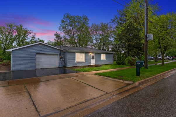 Attached, Exterior, Facade, Ranch
