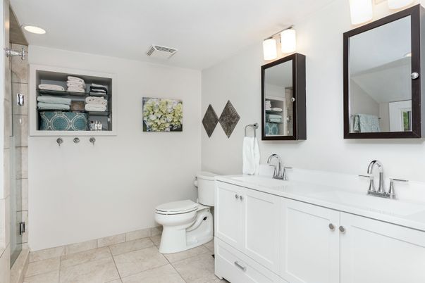 Bathroom, Dual Sink Vanities, Interior, Recessed Lighting
