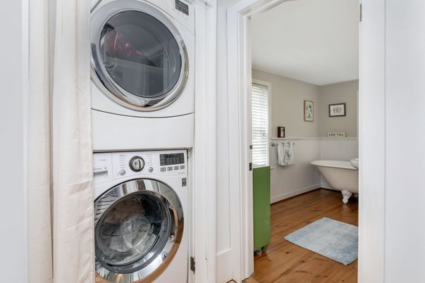 Interior, Utility Closets, Washer, Wood Texture Flooring