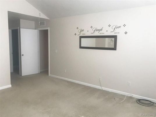 Empty room, Interior
