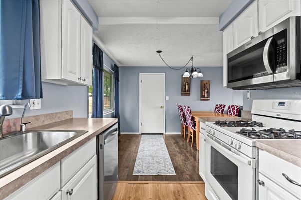 Chandelier, Dining room, Interior, Kitchen, Wood Texture Flooring
