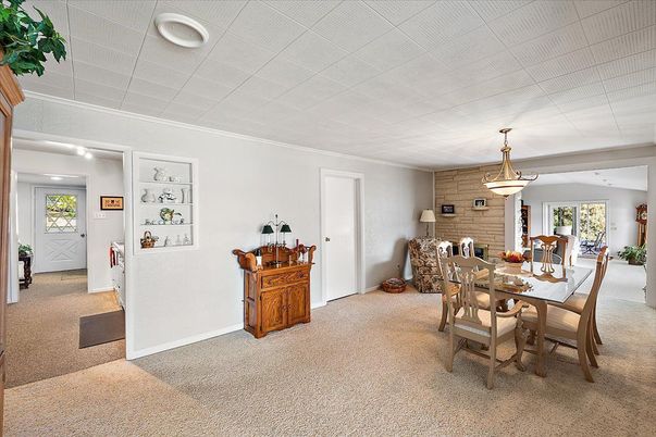 Dining room, Fireplace, Interior, Pendant Lights, Recessed Lighting