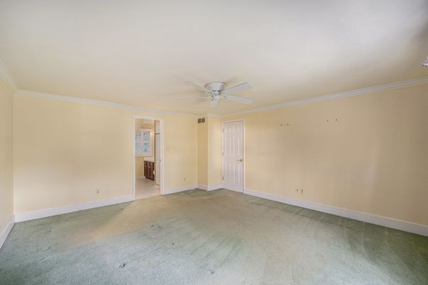 Empty room, Interior