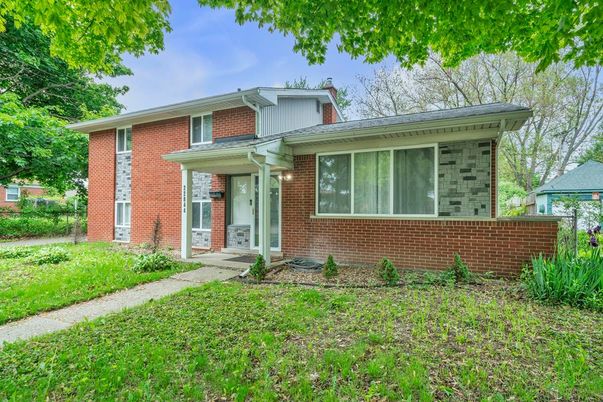Exterior, Facade, Brick Facade, Split Level