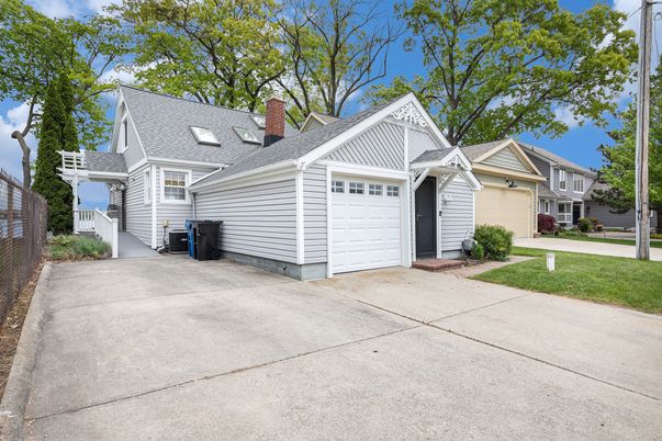 Attached, Exterior, Facade, Cape Cod