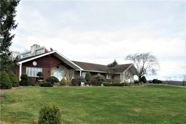 Backyard, Exterior, Facade, Brick Facade, Ranch