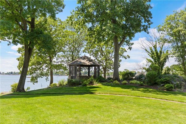 Exterior, Lake