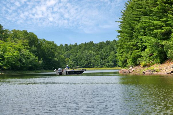 Exterior, Lake