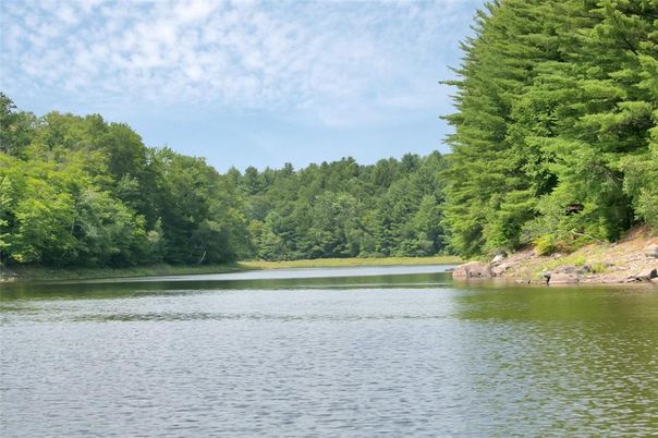 Exterior, Lake