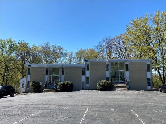 Exterior, Facade, Ranch