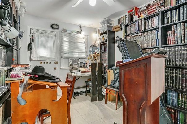 Home Office, Interior