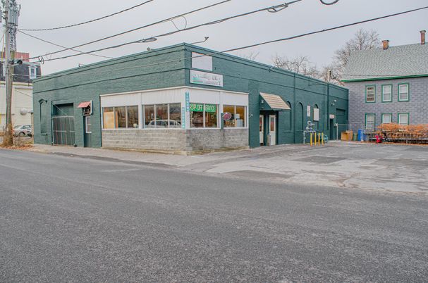 Exterior, Facade, Modern