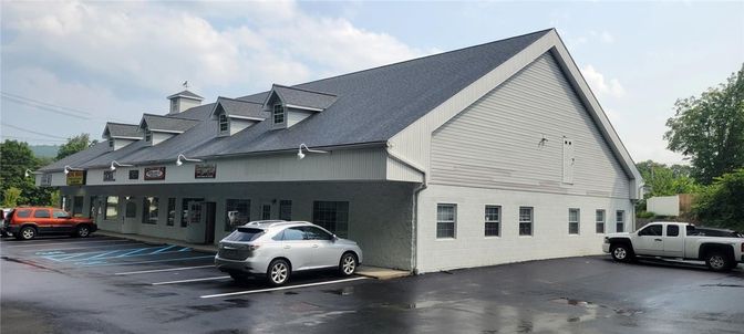 Exterior, Facade, Farmhouse