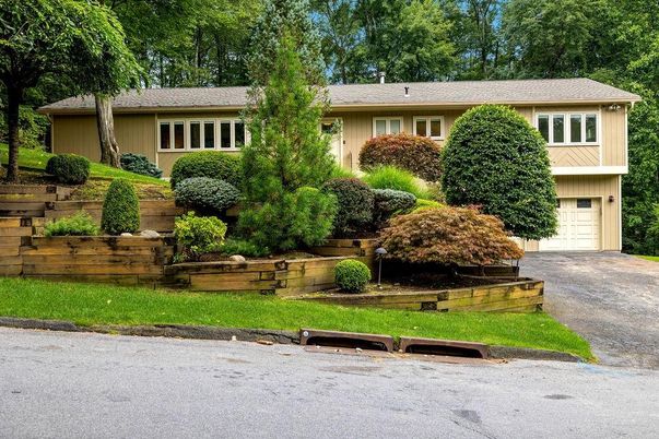 Attached, Exterior, Facade, Split Level