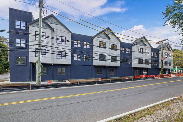 Exterior, Facade, Modern