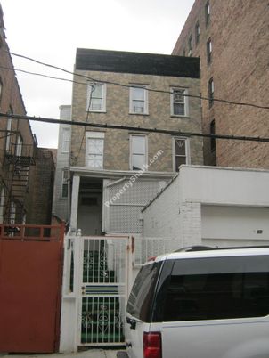 Exterior, Facade, Rowhouse