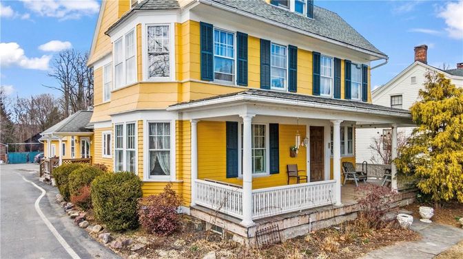Exterior, Facade, Queen Anne Victorian