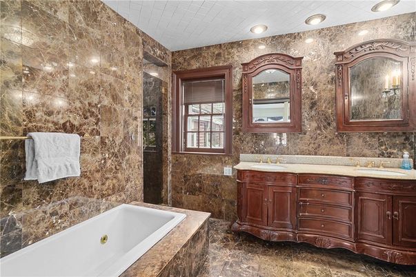 Bathroom, Dual Sink Vanities, Interior, Recessed Lighting
