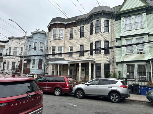 Exterior, Facade, Rowhouse