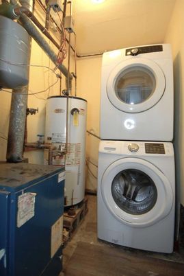Interior, Utility Closets, Washer, Wood Texture Flooring