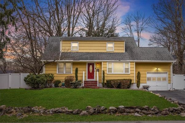 Attached, Exterior, Facade, Cape Cod