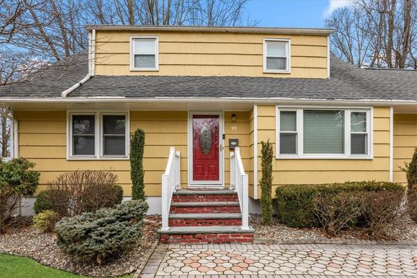 Exterior, Facade, Cape Cod
