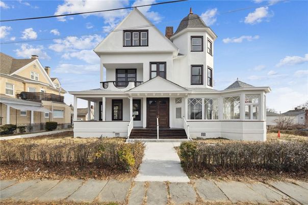 Exterior, Facade, Queen Anne Victorian