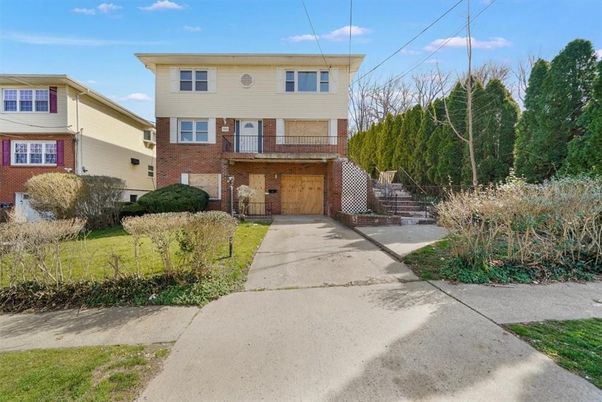 Exterior, Facade, Brick Facade, Raised Ranch