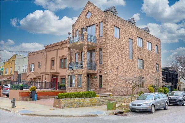 Exterior, Facade, Brick Facade, Rowhouse