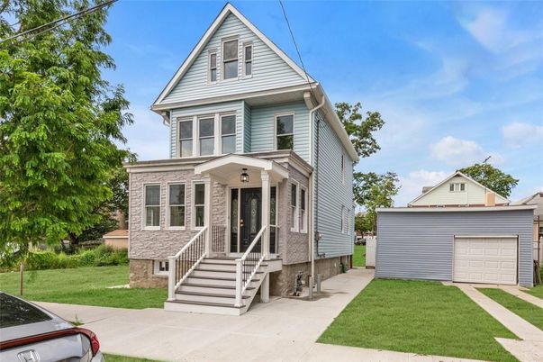 Exterior, Facade, Queen Anne Victorian