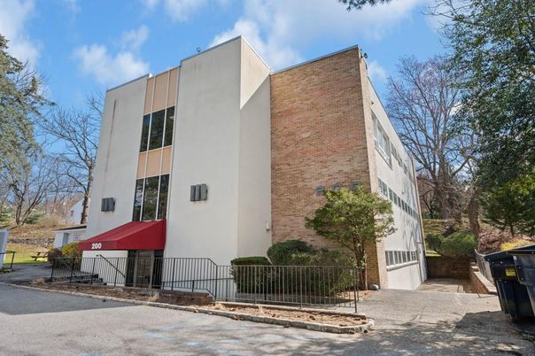 Exterior, Facade, Modern