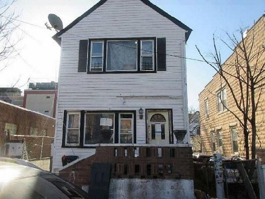 Exterior, Facade, Queen Anne Victorian