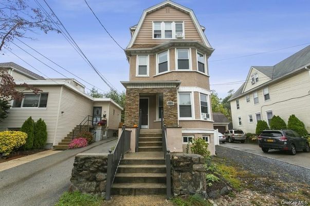 Exterior, Facade, Queen Anne Victorian