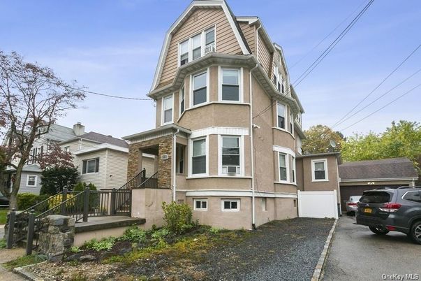 Exterior, Facade, Queen Anne Victorian