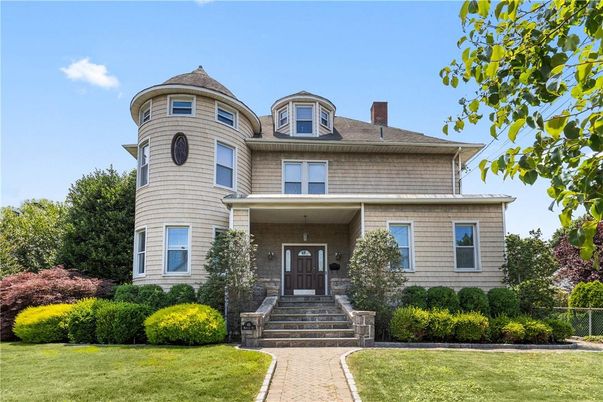 Exterior, Facade, Queen Anne Victorian
