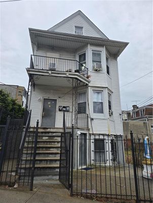 Exterior, Facade, Queen Anne Victorian