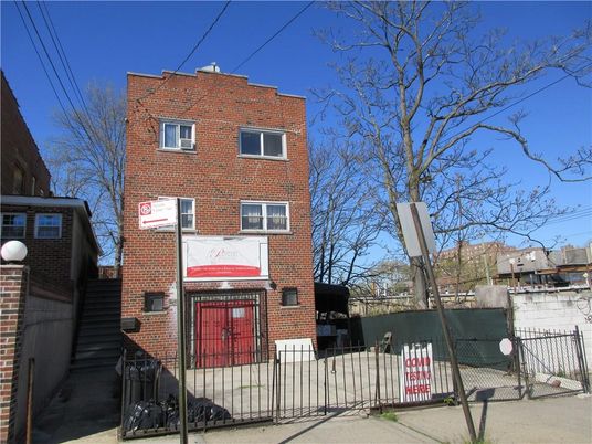 Exterior, Facade, Brick Facade, Rowhouse