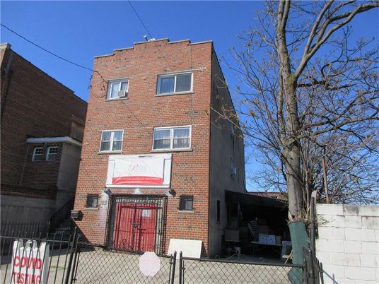 Exterior, Facade, Brick Facade, Rowhouse