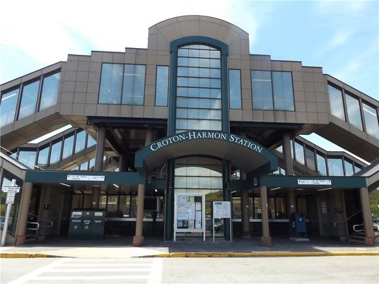 Exterior, Facade, Modern